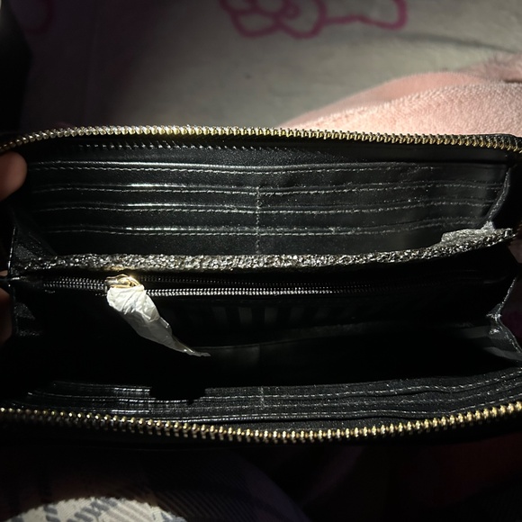 $9.99 SHIPPING 💛💛💛Brand New Victoria’s Secret Gold Hearts Wallet 💛💛💛 - Picture 5 of 5